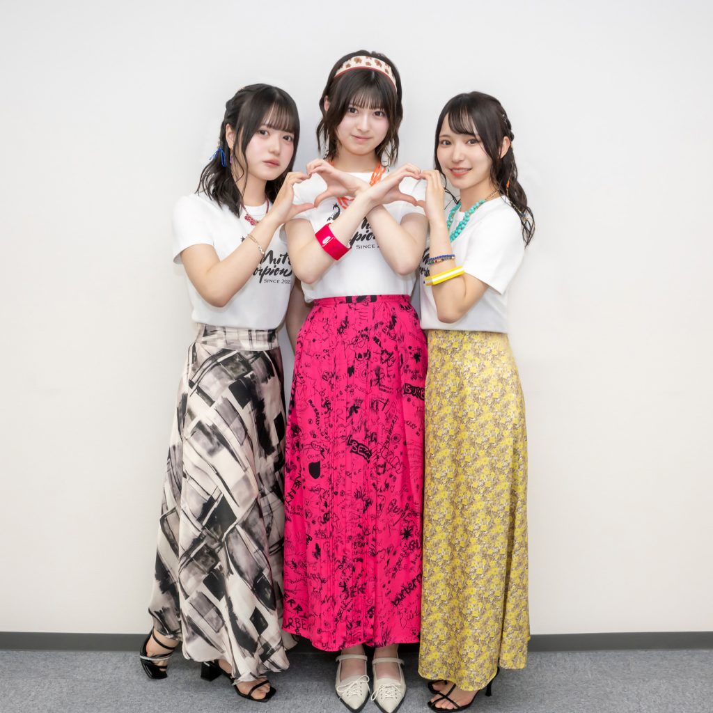 WHITE SCORPION・ACE、HANNA、ACO(写真左から)