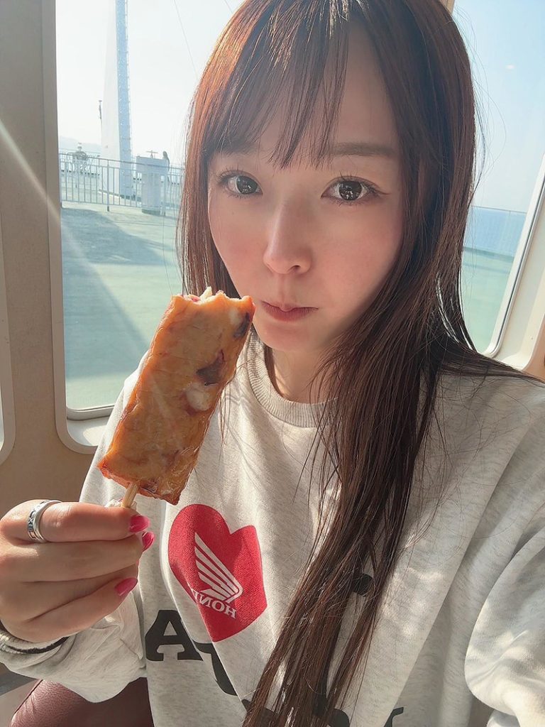 たこ天を頬張る坂元誉梨