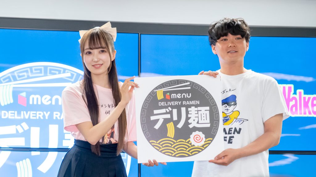 「デリ麺プロジェクト」メディア発表会に出席したラフ×ラフ日比野芽奈とラーメンYouTuber SUSURU
