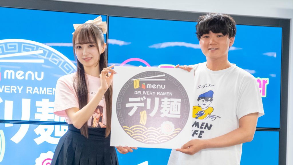「デリ麺プロジェクト」メディア発表会に出席したラフ×ラフ日比野芽奈とラーメンYouTuber SUSURU