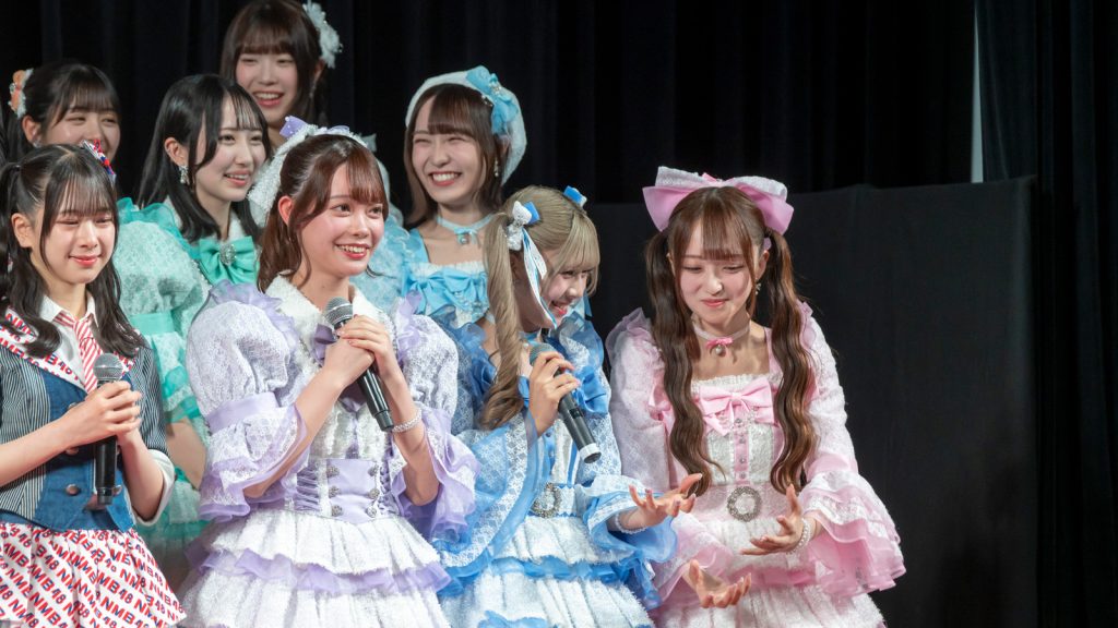 リーダー齋藤有紗のために心臓を受け止める準備をする藤崎未来と日比野芽奈