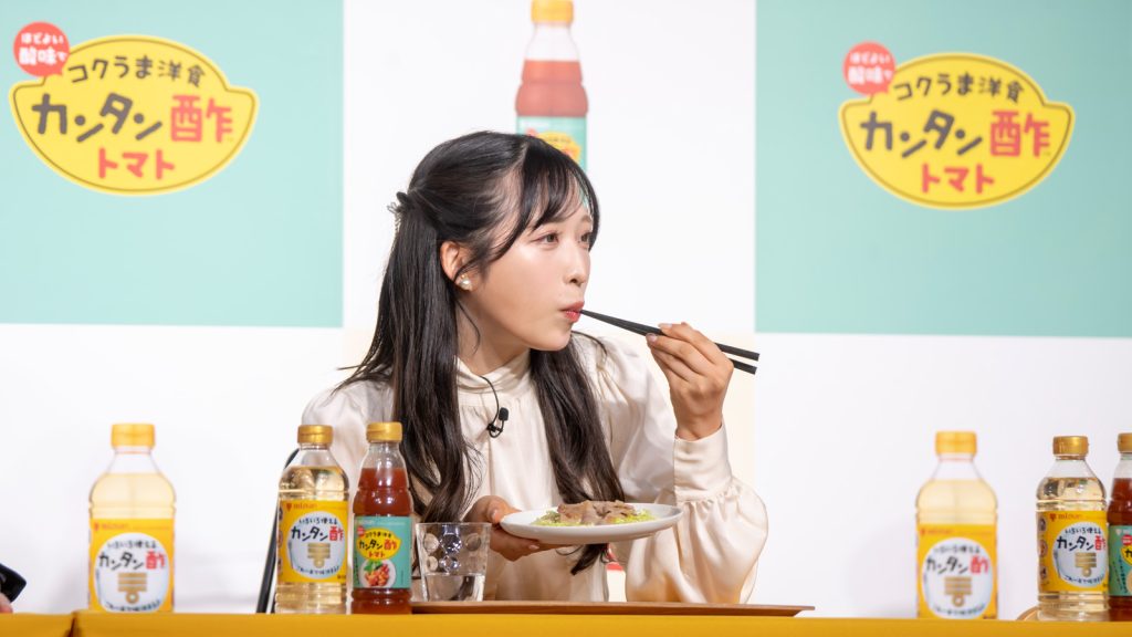 「カンタン酢・カンタン酢トマト 新CM発表会」に出席したAKB48・小栗有以