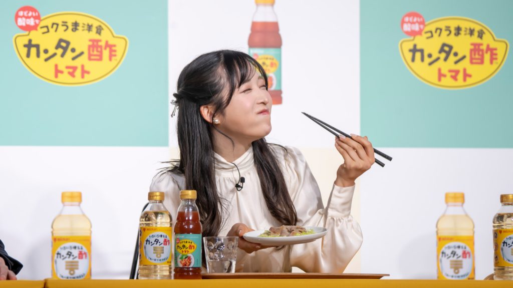 「カンタン酢・カンタン酢トマト 新CM発表会」に出席したAKB48・小栗有以