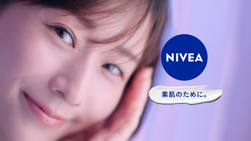 ニベア花王株式会社新商品『ニベア肌磨きジェルクレンズ』新TVCM「メイクを落とすだけじゃない」篇より