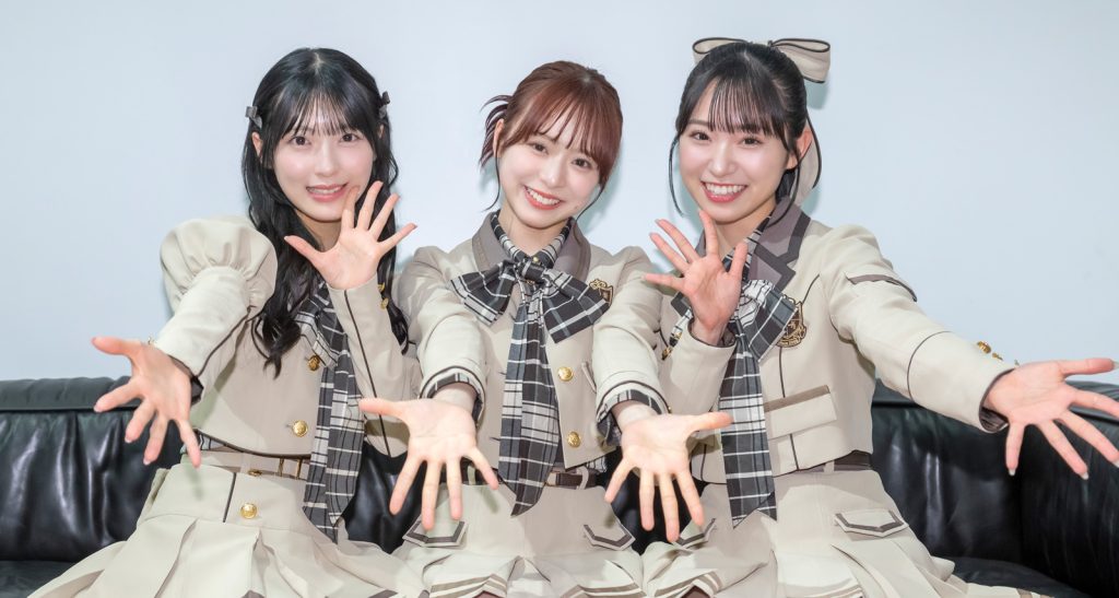 65枚目シングル『まさかのConfession』をリリースしたAKB48、左から佐藤綺星さん、倉野尾成美さん、山内瑞葵さん
