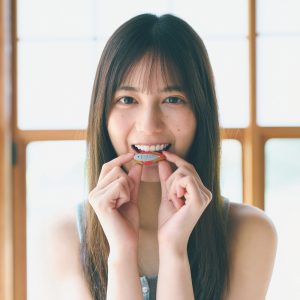 日向坂46小坂菜緒、4年ぶり『週プレ』に登場…こさかなを口に？