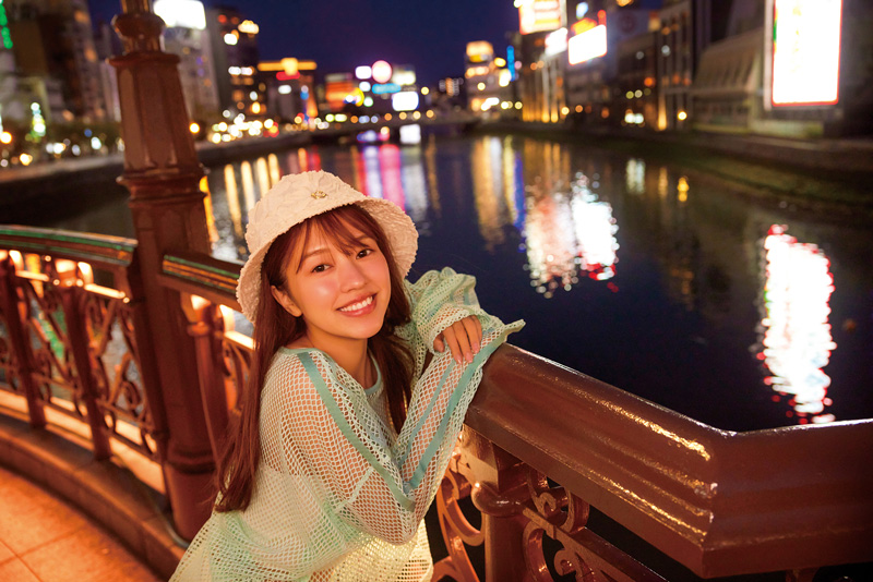 髙木悠未1st写真集より。ライトアップされた夜の那珂川、福岡と博多の2つの町にかかる「福博であい橋」で