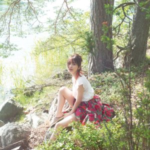 長濱ねる、驚きの速さで水着になってダイブ「岩場からダイブしたのは子供の頃ぶり」