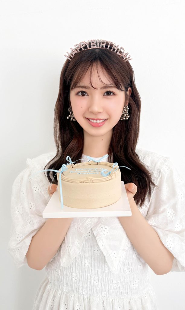 乃木坂46筒井あやめ1st写真集『感情の隙間』、YouTube生配信限定特典バースデーカード(ポストカード大)は、王道の白ワンピ姿
