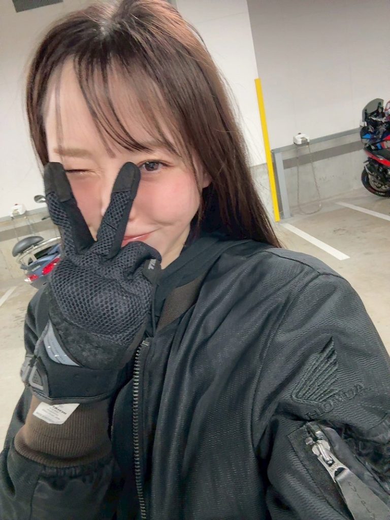 グローブを装着し、ウエアをまとった坂元誉梨