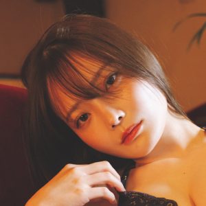 “あざとさの天才”新谷姫加、大人っぽい表情で魅了するグラビア