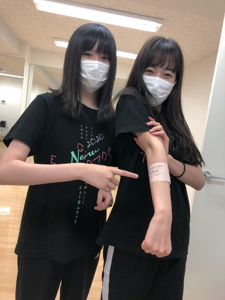 グループ加入後の2021年5月、レッスン着にて2ショットの小久保と桜木
