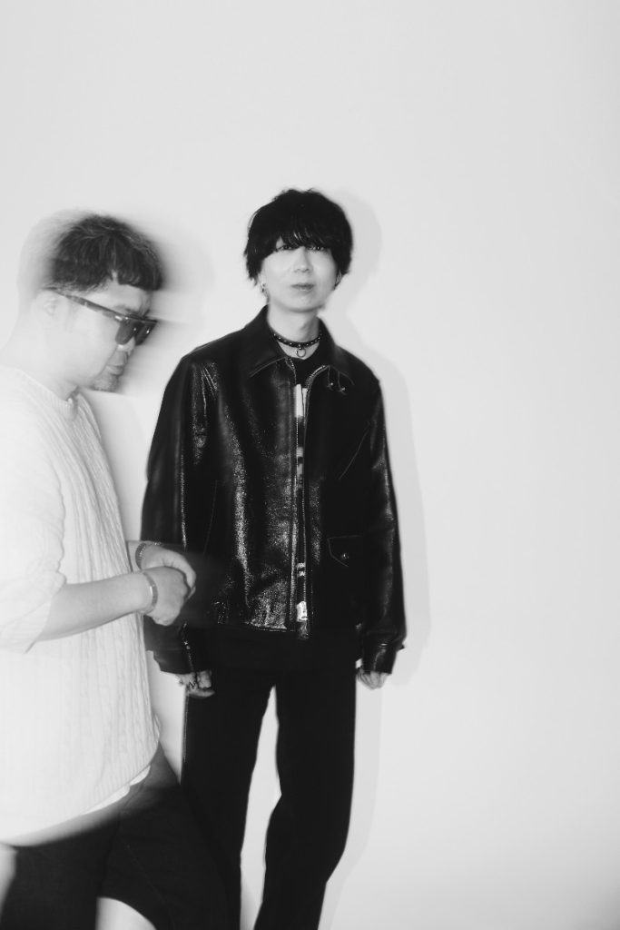 川谷絵音(写真奥)と西寺郷太(写真手前)