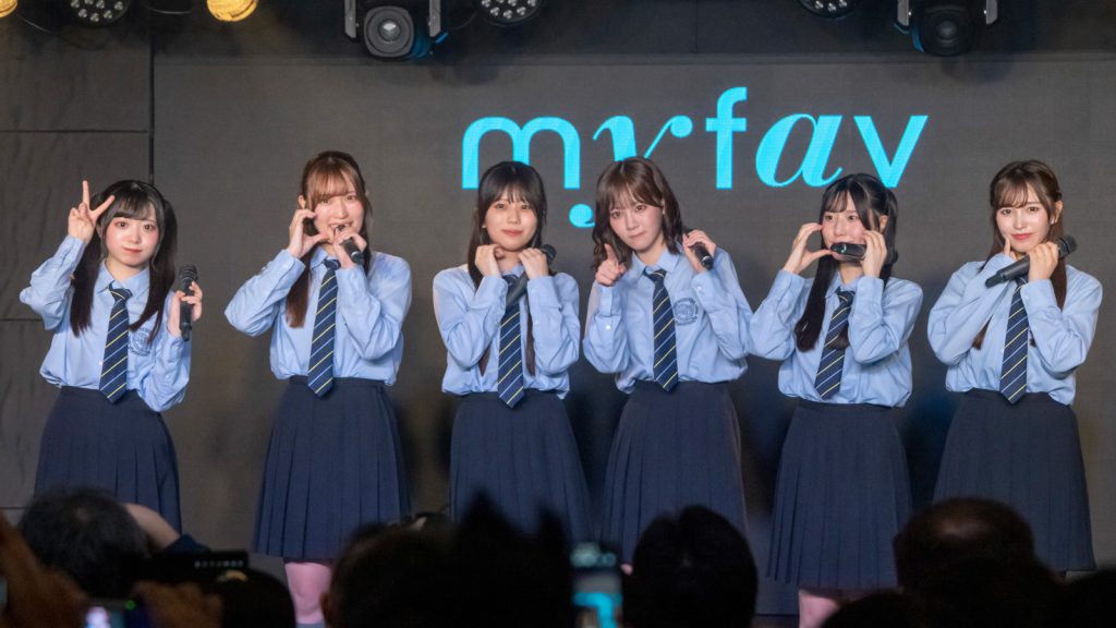 「my fav」定期公演 Vol.21より撮影タイム、左から園田一花、田中美帆、西村瑠香、古松華、黒瀬梨花、川又あん奈