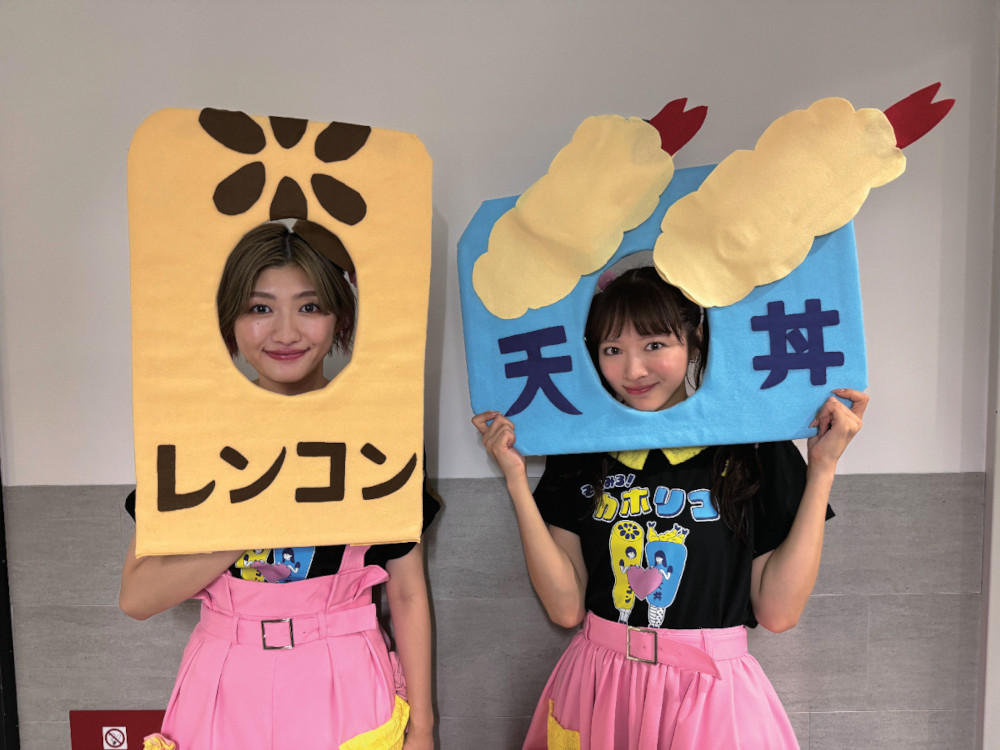 私立恵比寿中学の小林歌穂(左)と中山莉子(右)