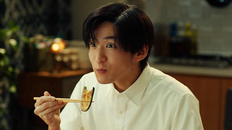 目黒蓮が出演する新CM『だけ旨を想う男 ズッキーニ』篇より