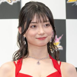 話題のセクシータレント瀬戸環奈、美谷間チラり…深紅のロングドレスで登壇