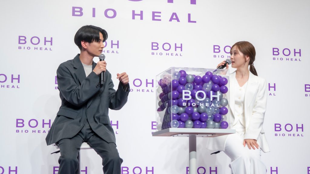 「BIOHEAL BOH 新アンバサダー就任発表会」に出席した白石麻衣と渡邊圭祐