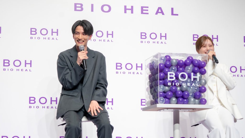 「BIOHEAL BOH 新アンバサダー就任発表会」に出席した白石麻衣と渡邊圭祐