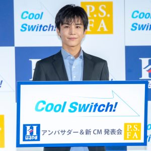 岩田剛典「もう最高なんですよ」軽くて涼しいNEW BIZ WEARを爽やかに着こなす