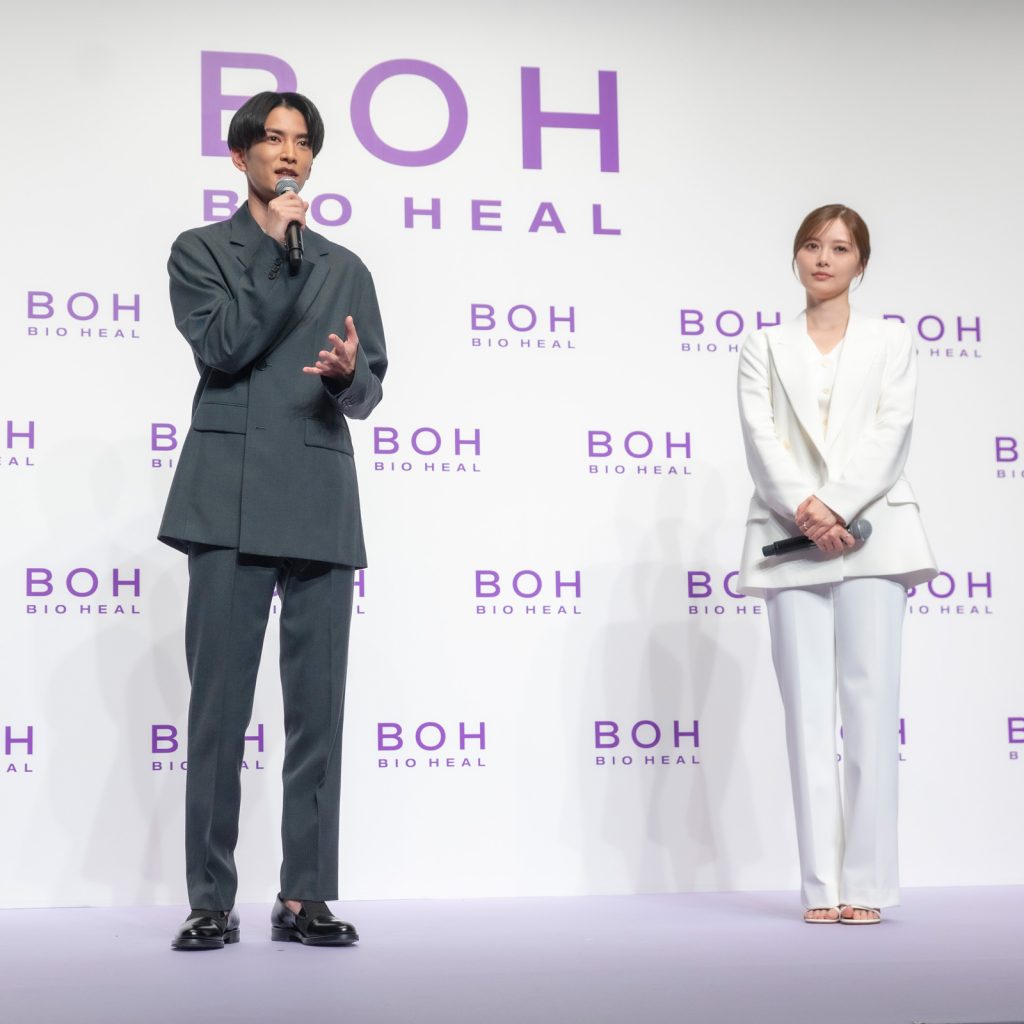 「BIOHEAL BOH 新アンバサダー就任発表会」に出席した白石麻衣と渡邊圭祐