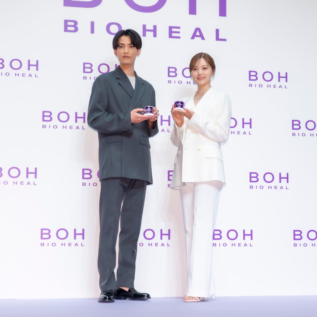 「BIOHEAL BOH 新アンバサダー就任発表会」に出席した白石麻衣と渡邊圭祐
