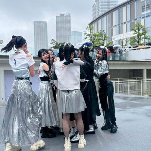 WHITE SCORPION、雨の中 目標1000人の壁突破！ワンマンライブ開催決定もサプライズ発表