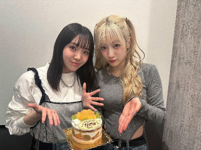 私立恵比寿中学の桜井えま(左)と桜木心菜(右)