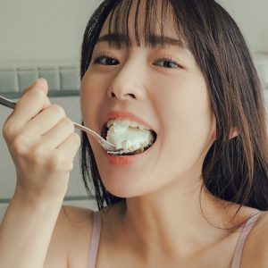 “無敵のグラドル”高崎かなみ、お祝いのケーキを口いっぱいに頬張る