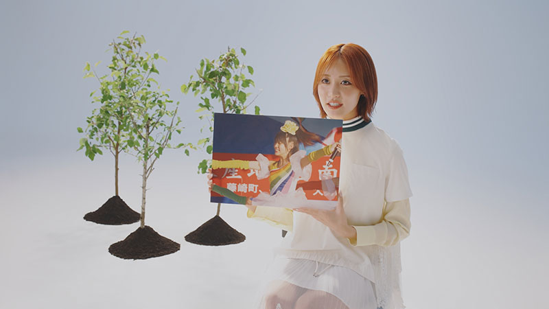 インタビューに応じる王林