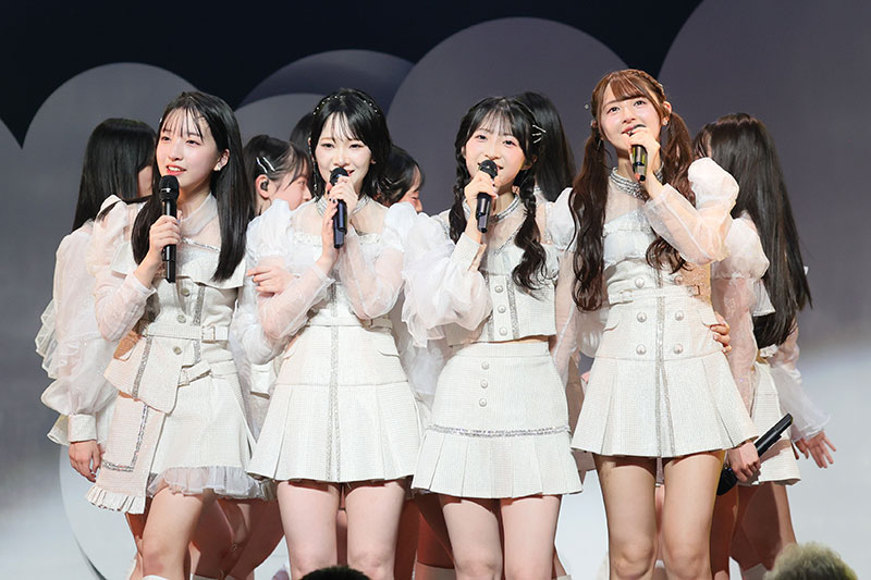 「AKB48 18期生昇格記念LIVE!~青い空には 雲はひとつもない~」より
