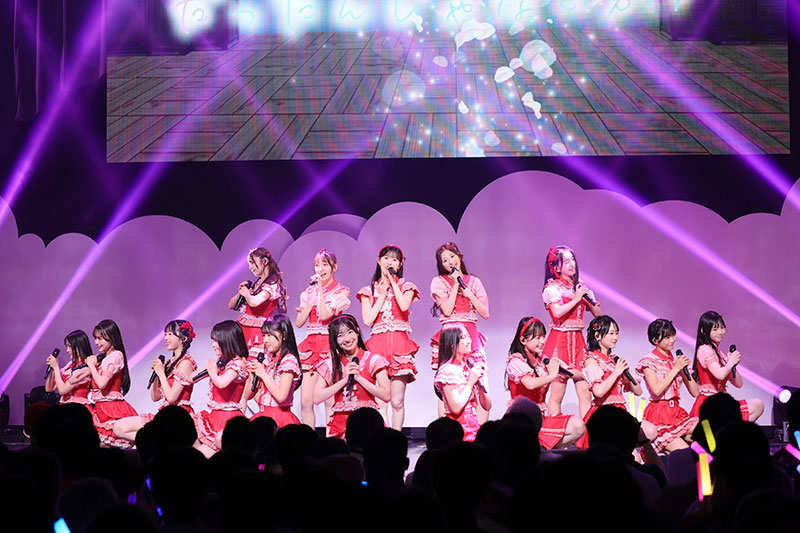 「AKB48 18期生昇格記念LIVE!~青い空には 雲はひとつもない~」より