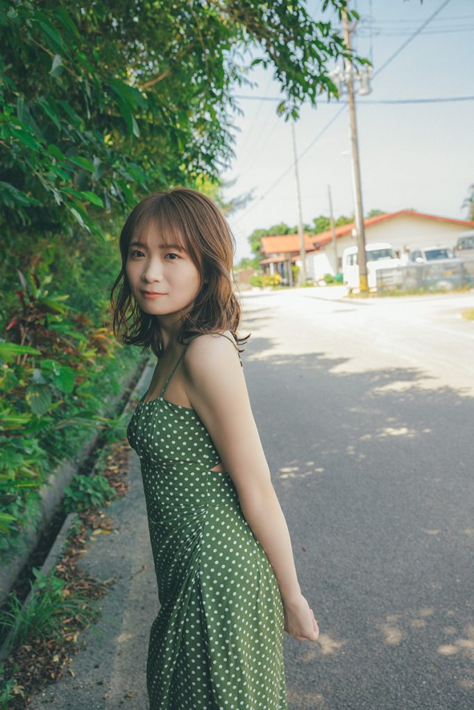 秋元真夏フォトブック『淡淡(あわあわ)』(幻冬舎)より