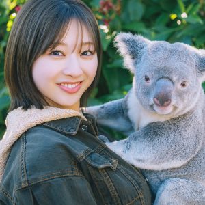 日向坂46富田鈴花、待望のコアラとの2ショット…1st写真集より新先行カット到着