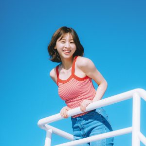 日向坂46富田鈴花「青空に負けない輝いたスマイルはいかが？」1st写真集より弾ける笑顔の新カット解禁
