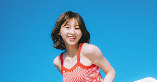 日向坂46富田鈴花「青空に負けない輝いたスマイルはいかが？」1st写真