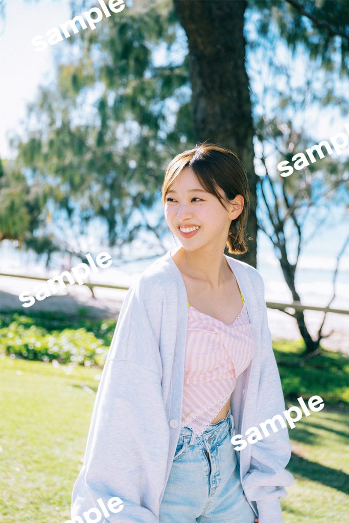 日向坂46富田鈴花1st写真集、生配信当日限定特典ポストカード