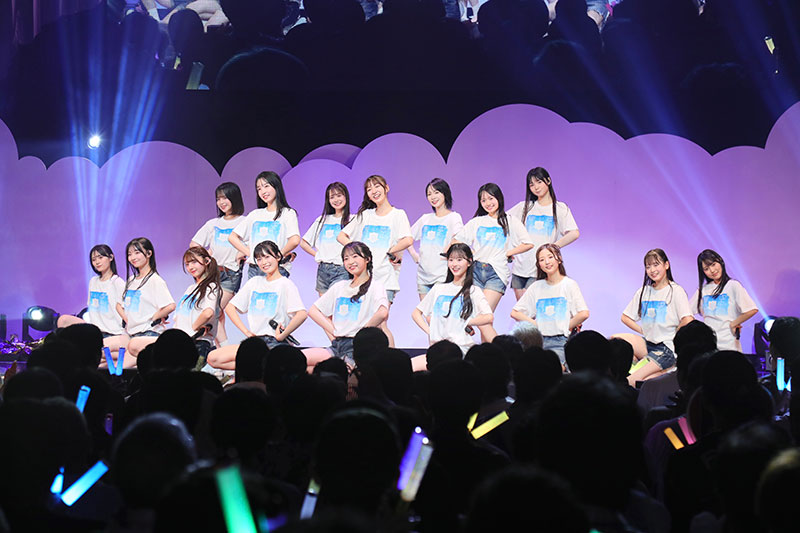 「AKB48 18期生昇格記念LIVE!~青い空には 雲はひとつもない~」より