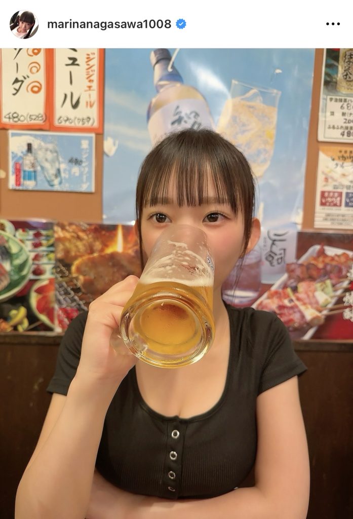 キンキンに冷えた生ビールをジョッキで飲み干す長澤茉里奈