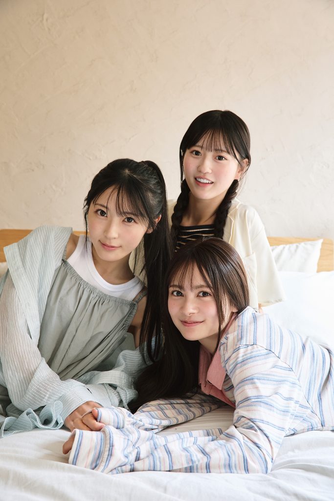 BUBKA7月号に登場した佐藤綺星(写真左)、八木愛月(写真奥)、伊藤百花(写真右)