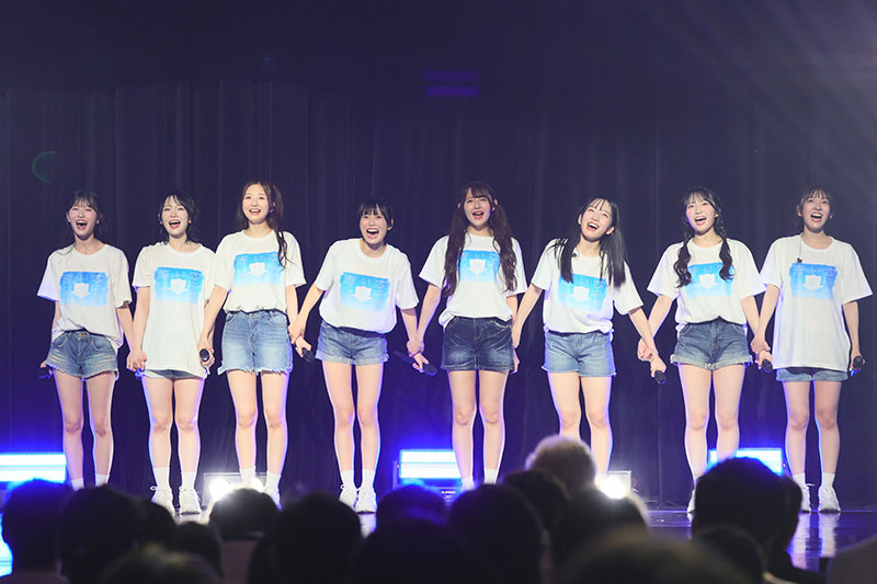 「AKB48 18期生昇格記念LIVE!~青い空には 雲はひとつもない~」より