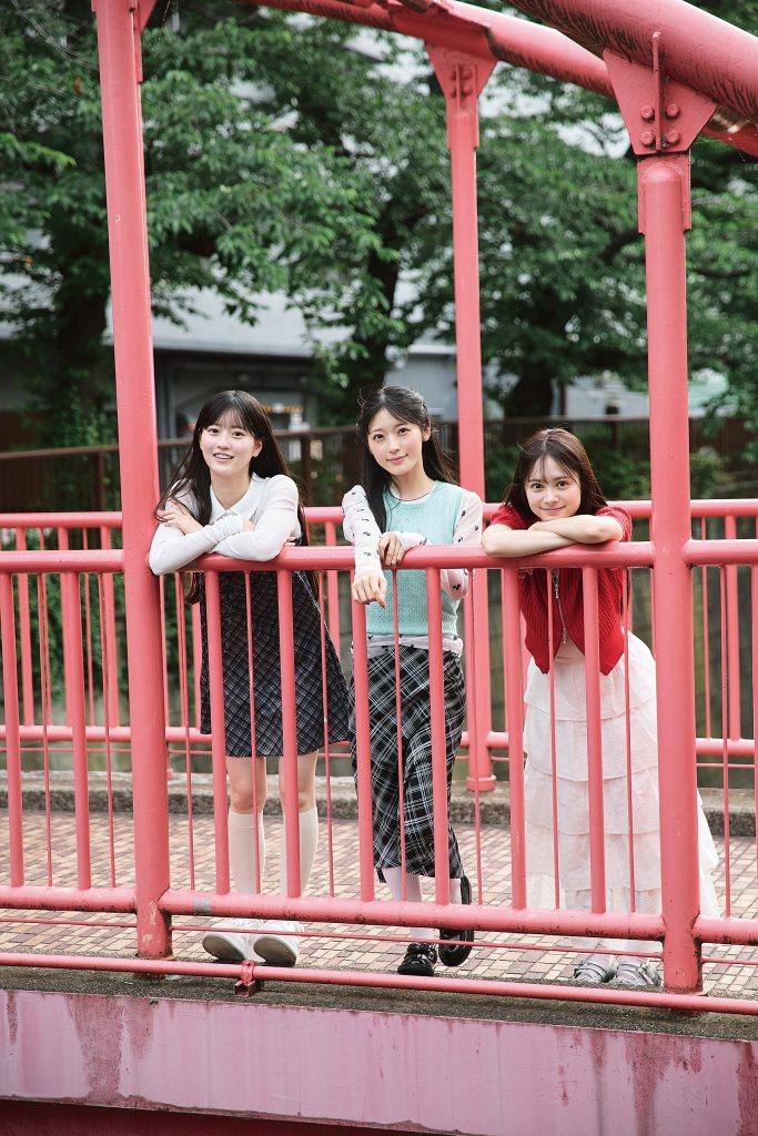 AKB48の八木愛月(写真左)、佐藤綺星(写真中央)、伊藤百花(写真右)
