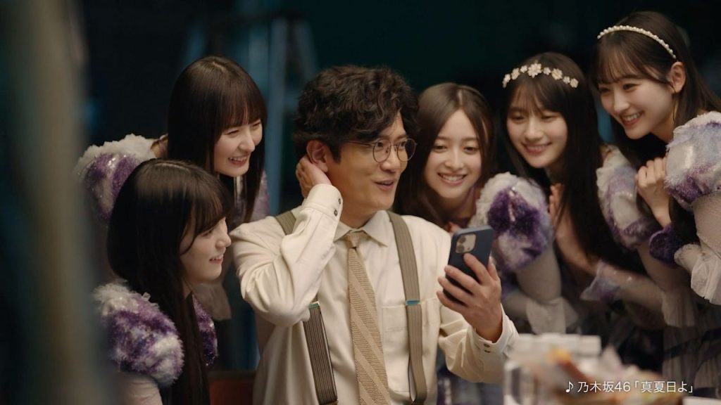 SmartNewsの新CMに出演する乃木坂46と稲垣吾郎