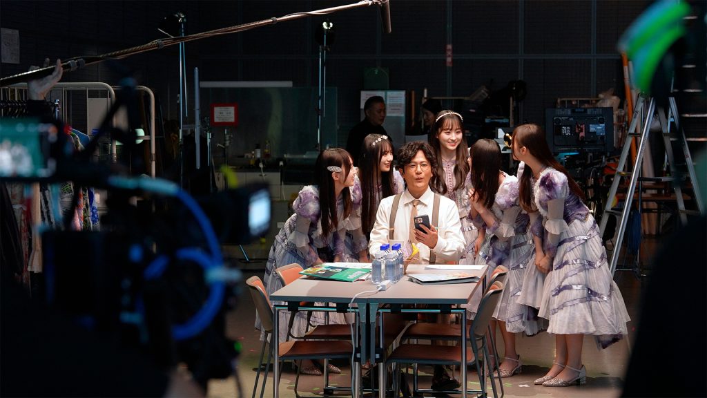 SmartNewsの新CMに出演する乃木坂46と稲垣吾郎(メイキング)