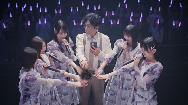 SmartNewsの新CMに出演する乃木坂46と稲垣吾郎