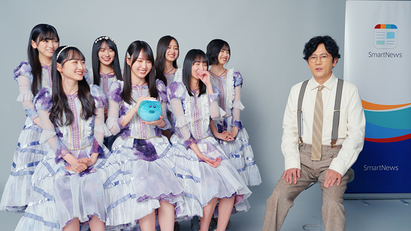 インタビューに応じる乃木坂46と稲垣吾郎