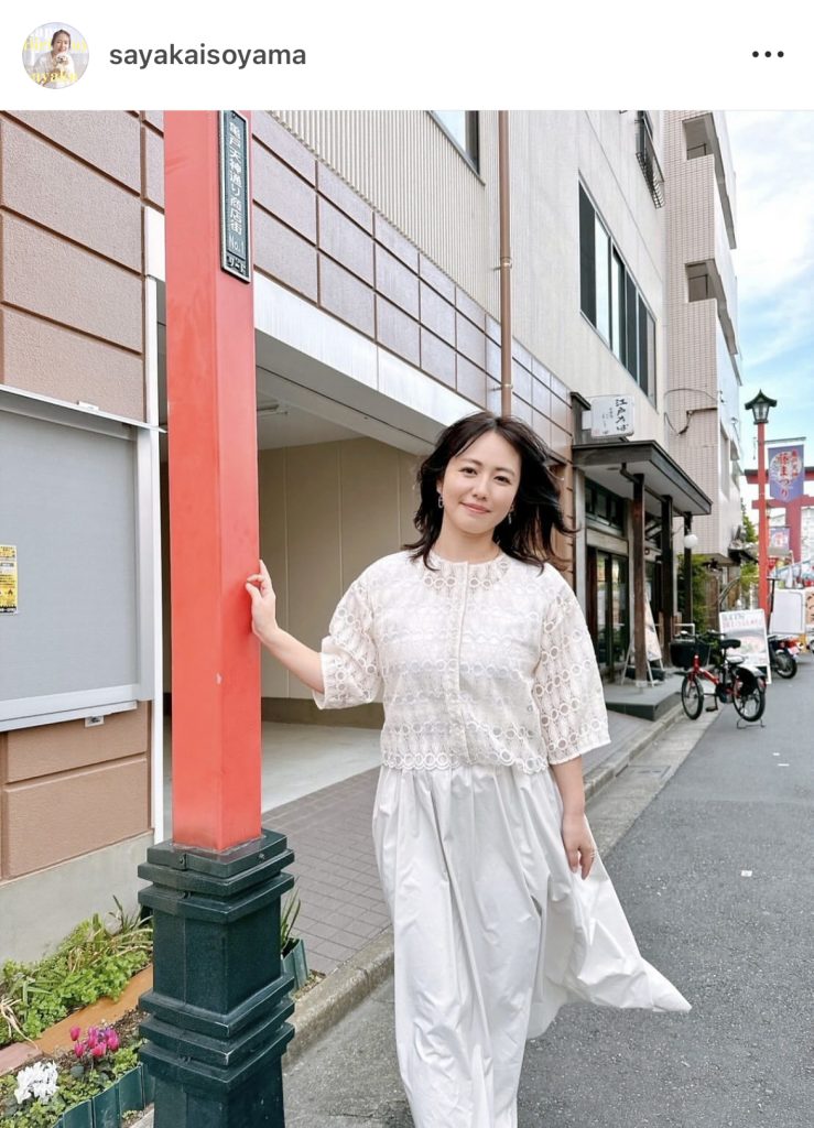 純白のジャケット&スカートで爽やかな磯山さやか
