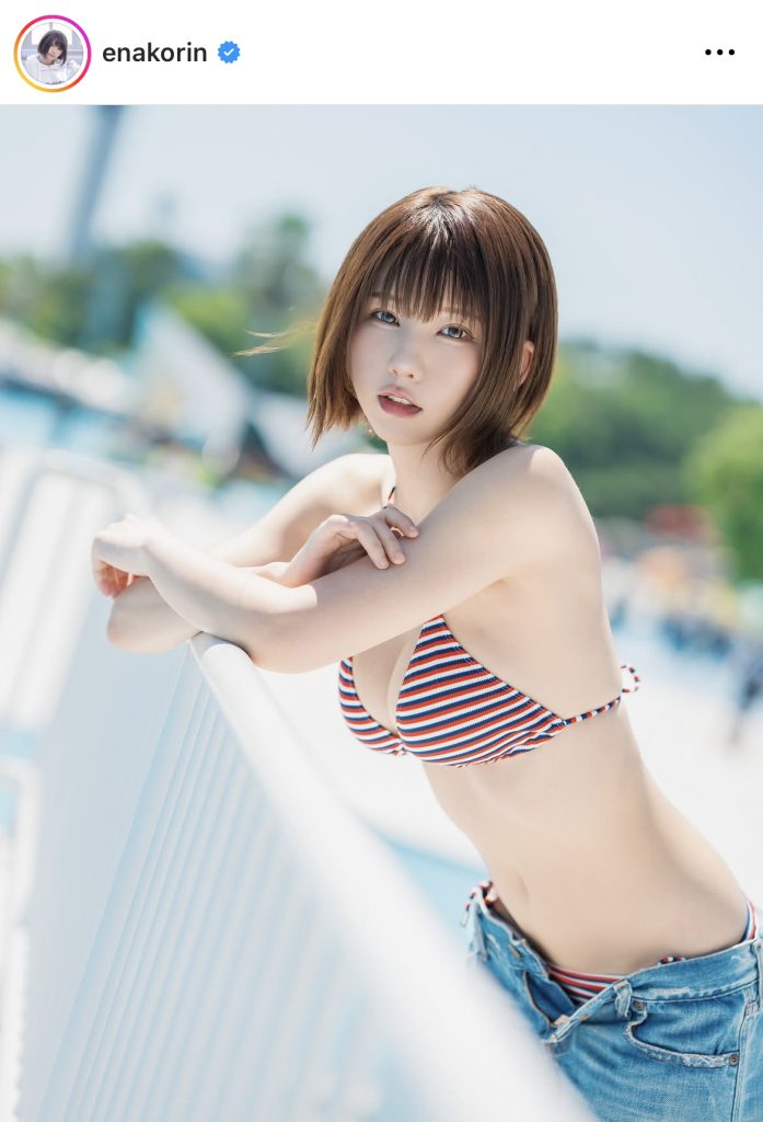 ストライプのビキニ&ショートパンツで健康的な可愛さを見せる