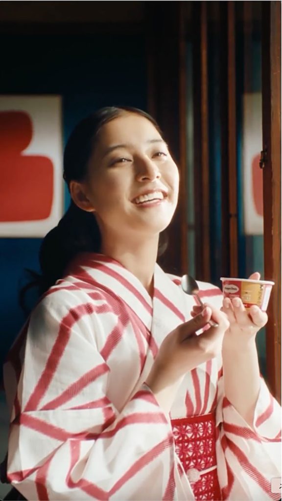 新木優子が出演するハーゲンダッツの新WEB CM「いちご練乳みるく」篇より