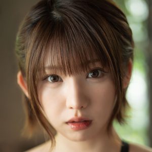 えなこの色っぽいビキニ姿と魅惑の眼差しにファン困惑？「瞬殺されました」「そんな目で見詰めないで」
